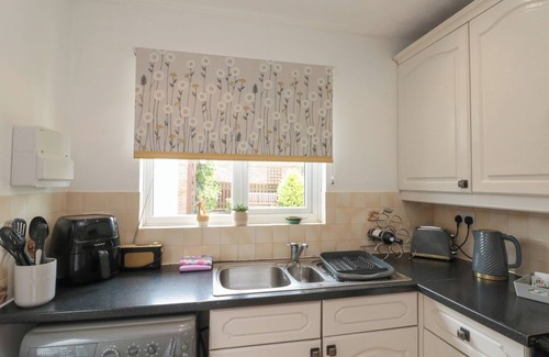 Flamborough Cottage | CASTELIAN, pet friendly, with a garden in Flamborough