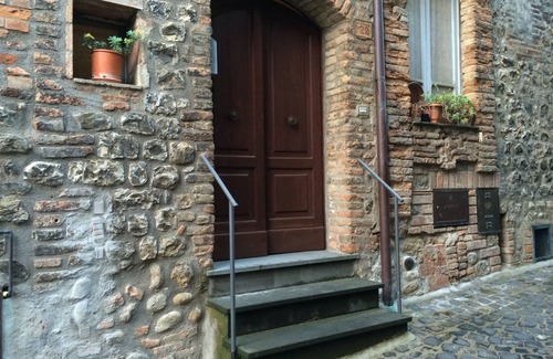 Ficulle House | Castelmaggiore, apartment in the historic center