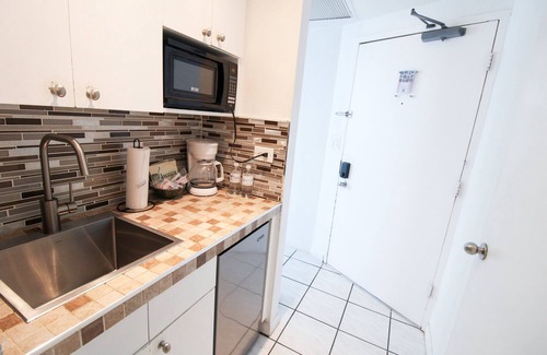La Gorce Condo | Castle 412 BayView Studio with Pool and Direct Beach Access, Tennis, Free Parking