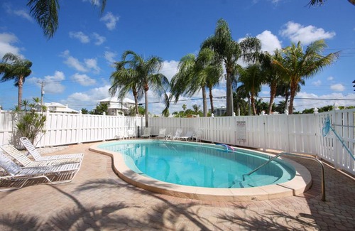 South Island Apartment | Castle Beach 105, Gulf Front, 2 Bedrooms, , Elevator, Sleeps 6, Heated Pool