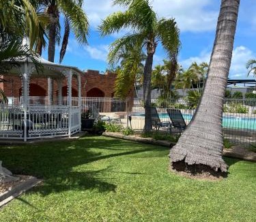 Bowen Hotel | Castle Motor Lodge