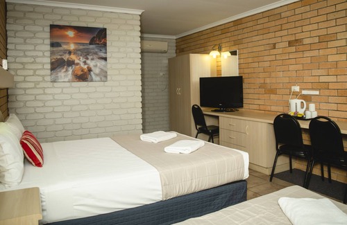 Bowen Hotel | Castle Motor Lodge