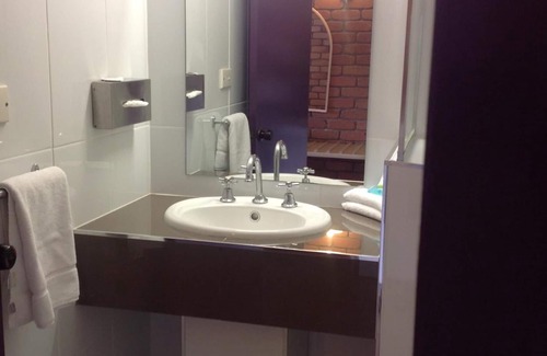 Bowen Hotel | Castle Motor Lodge