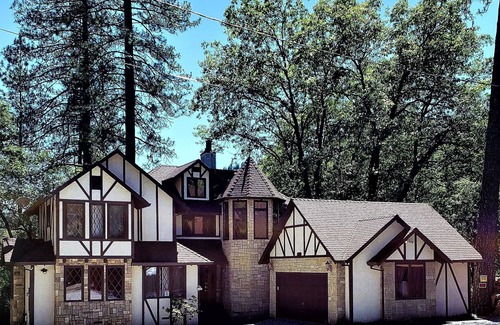 Lakehead-Lakeshore House | 'Castle of Lake Shasta' - Direct Lake Elegance