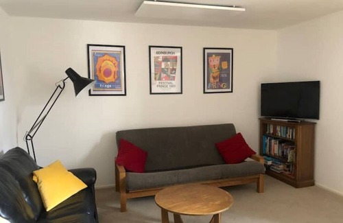Tollcross Apartment | Castle Side, Edinburgh Old Town with Free Parking