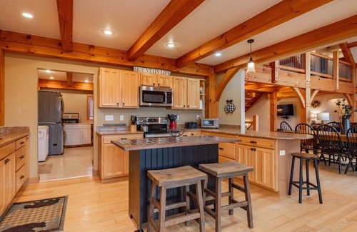 Friendsville House | Castle-Style Escape w/Lake & Ski Access