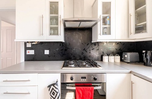 Hastings Apartment | Castle View 2 Bedroom family -friendly Apartment in Hastings Town Centre