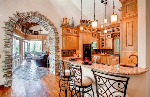 Woodland Park House | Castle with Pikes Peak Views & Hot TubnBus. license #22472654