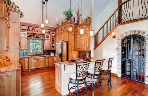 Woodland Park House | Castle with Pikes Peak Views & Hot TubnBus. license #22472654