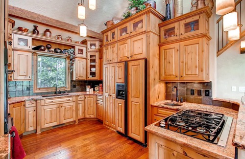 Woodland Park House | Castle with Pikes Peak Views & Hot TubnBus. license #22472654