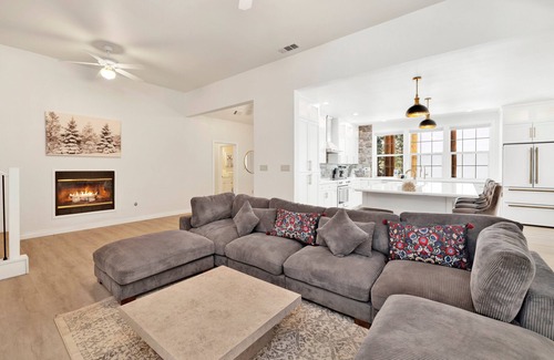 Eagle Mountain Estates Cabin | Castlewood Retreat at Big Bear | Central Modern Family Chalet