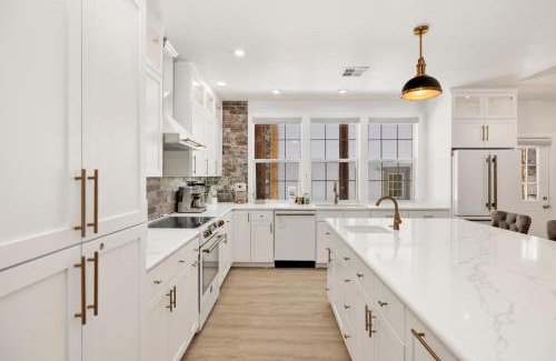 Eagle Mountain Estates House | Castlewood Retreat at Big Bear Central Modern Family Chalet