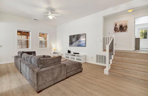 Eagle Mountain Estates House | Castlewood Retreat at Big Bear Central Modern Family Chalet