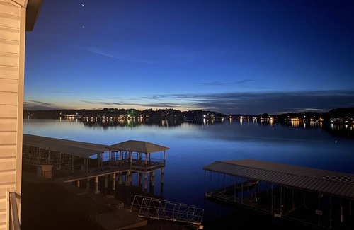 Lake Hamilton Condo | Catalina condo lakefront 7South 2BR/2BA balcony w/boat slip incl beautiful view
