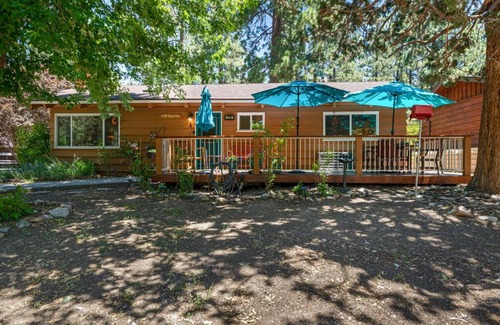 Fox Farm House | Catalina Retreat -Cozy mountain home in a tree filled neighborhood, plenty of games and a hot tub!