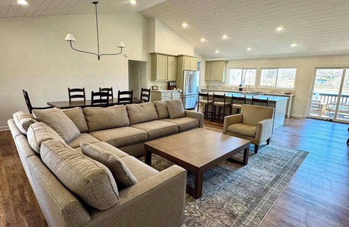 Hiawassee House | Catch N Relax - by Chatuge Home Concierge Hot tub, fire pit, private dock with boat slip
