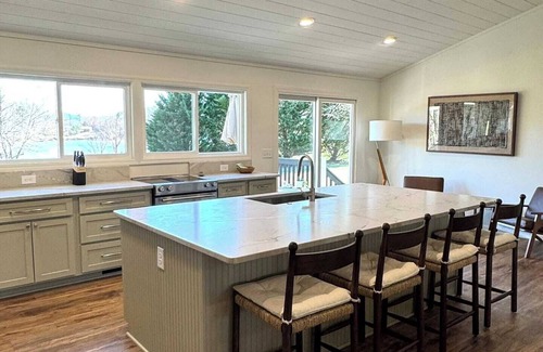 Hiawassee House | Catch N Relax - by Chatuge Home Concierge Hot tub, fire pit, private dock with boat slip