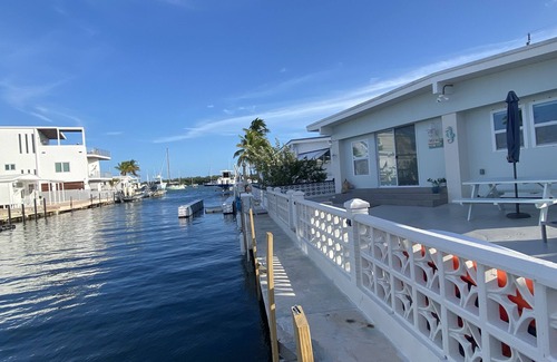Marathon House | Catch n' Relax Canalfront Home 2/2 with 50’ Dock in Marathon Free Parking!
