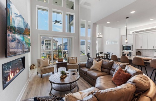 French Quarter House | Catch, Paddle, Splash—Luxury 4BR on Lake Conroe