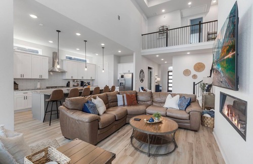 French Quarter House | Catch, Paddle, Splash—Luxury 4BR on Lake Conroe