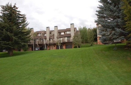 Summit Park House | Catch the beginning of the Sundance Film Festival and enjoy great skiing!