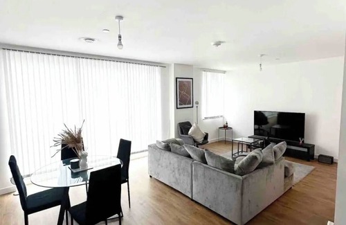 Rushey Green Apartment | Catford Bridge 1BR Flat | Fast Wi-Fi + Transit