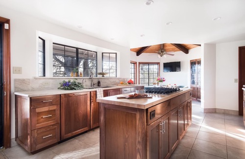 Templeton House | Cathedral by AvantStay | W/Sauna, Pool Table & Views of the Rolling Hills