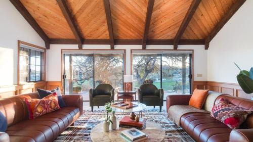 Templeton House | Cathedral by AvantStay Charming Secluded Estate w Sauna Pool Table Views of the Rolling Hills