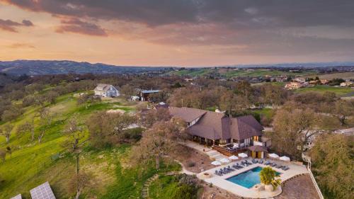 Templeton House | Cathedral by AvantStay Charming Secluded Estate w Sauna Pool Table Views of the Rolling Hills