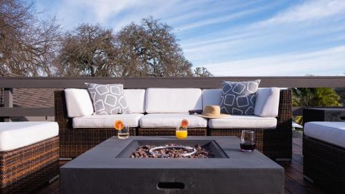 Templeton House | Cathedral by AvantStay Charming Secluded Estate w Sauna Pool Table Views of the Rolling Hills