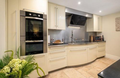 Bury St Edmunds House | Cathedral Central & Unique Iconic Townhouse