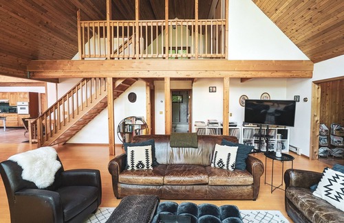New Kingston Ski Chalet | Catskill Mountain Cabin - Hot Tub, Sauna, Game Room and Pond, min. to ski & town