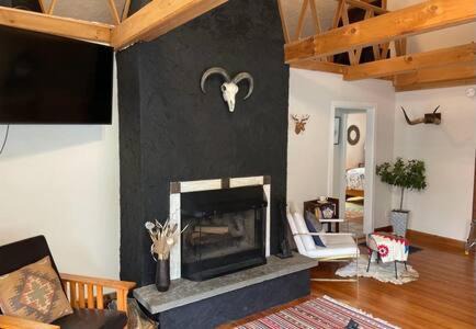 Shandaken House | Catskills Cabin with Hot Tub near Skiing