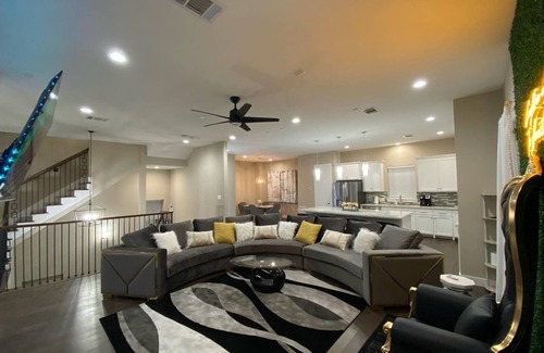 Riverside Terrace House | Caught a Vibe In Houston -Hot Tub (5 min from Downtown)