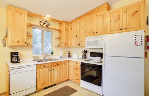 Worley Cottage | Cave Bay Vacation Rental w/Game Room!