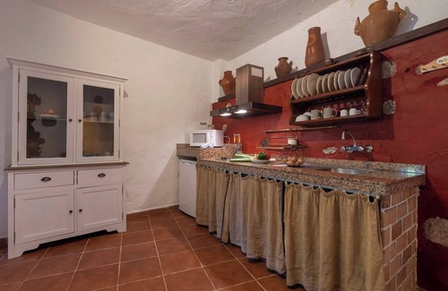 Moya House | Cave House in Fontanales with Pool & Jacuzzi