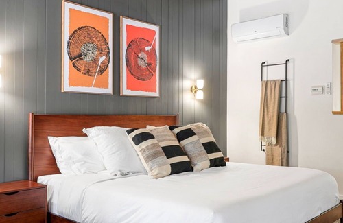 Dunsmuir Hotel | Cave Springs Resort Hotel Room 3 (Visit Mt Shasta)