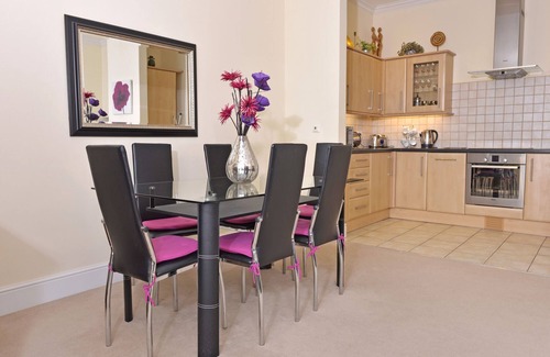 Eastbourne Seafront Apartment | Cavendish 2-bed stylish flat close to beach, theatres and town centre for 4