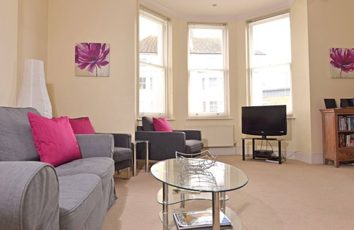 Eastbourne Seafront Apartment | Cavendish 2-bed stylish flat close to beach, theatres and town centre for 4