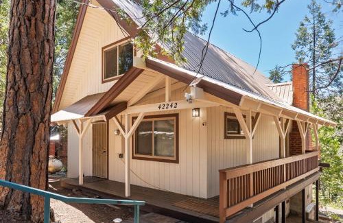 West Village House | Cavu Cabin - A Classic Mountainside Escape