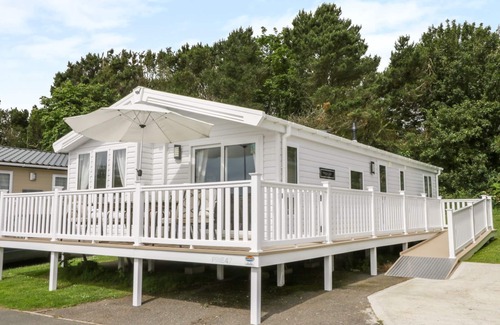 Cayton Bay Cabin | Cayton Pines Lodge at Cayton Bay Holiday Park