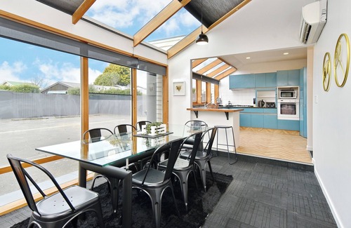 Edgeware House | CBD 5 bdrm Grand Villa sleeps 14 w/free carparks