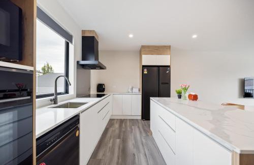 Christchurch City Centre Apartment | CBD Comfort 3BR with garage - Walk Everywhere