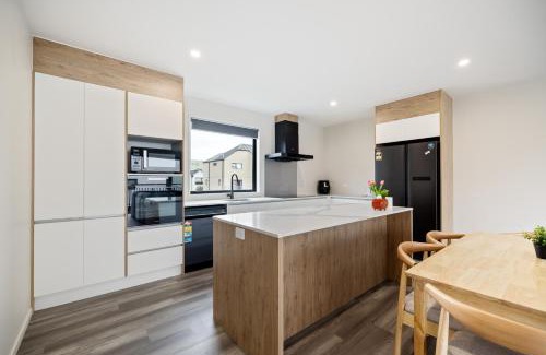 Christchurch City Centre Apartment | CBD Comfort 3BR with garage - Walk Everywhere