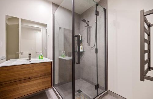 Christchurch City Centre Apartment | CBD Comfort 3BR with garage - Walk Everywhere