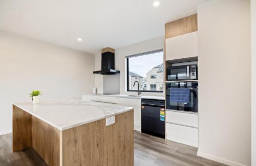 Christchurch City Centre Apartment | CBD Comfort 3BR with garage - Walk Everywhere