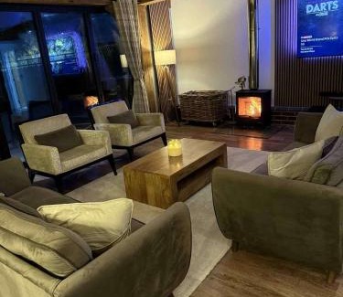 Bromsgrove House | Cedar Barn Getaway 3 Bed Sleeps 6 Parking