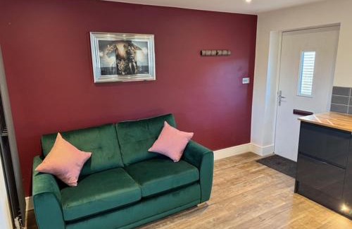 Nantwich Apartment | Cedar Barn - Nantwich, with Hot Tub