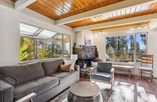 Tahoe Vista House | Cedar Chalet by Tahoe Getaways - Stunning 3BR with Fireplace & Pet Friendly