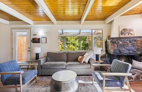 Tahoe Vista House | Cedar Chalet by Tahoe Getaways - Stunning 3BR with Fireplace & Pet Friendly